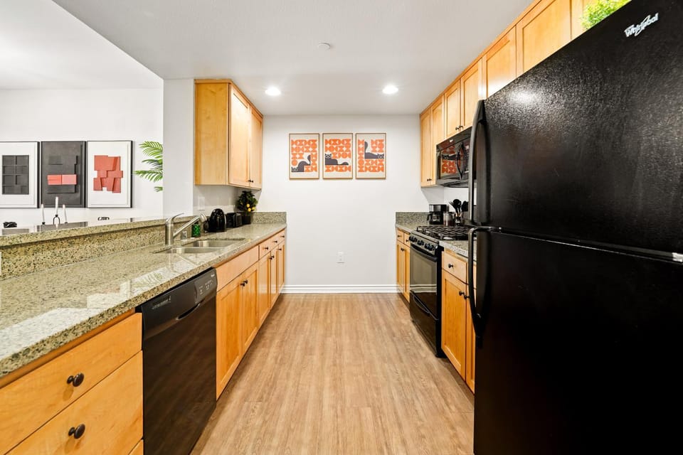 Sun-Drenched Hideaway with Dual Balcony, Pool, & Gym 215 Hotel in Sherman Oaks