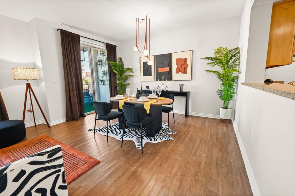 Sun-Drenched Hideaway with Dual Balcony, Pool, & Gym 215 Apartment hotel in Sherman Oaks