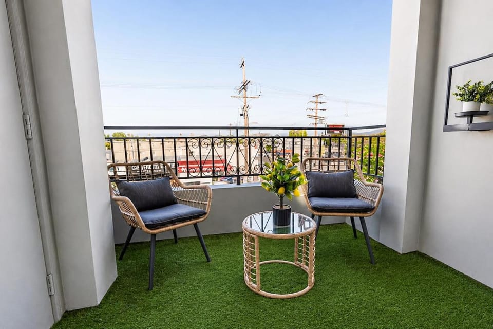 Sun-Drenched Hideaway with Dual Balcony, Pool, & Gym 215 Apartment hotel in Sherman Oaks