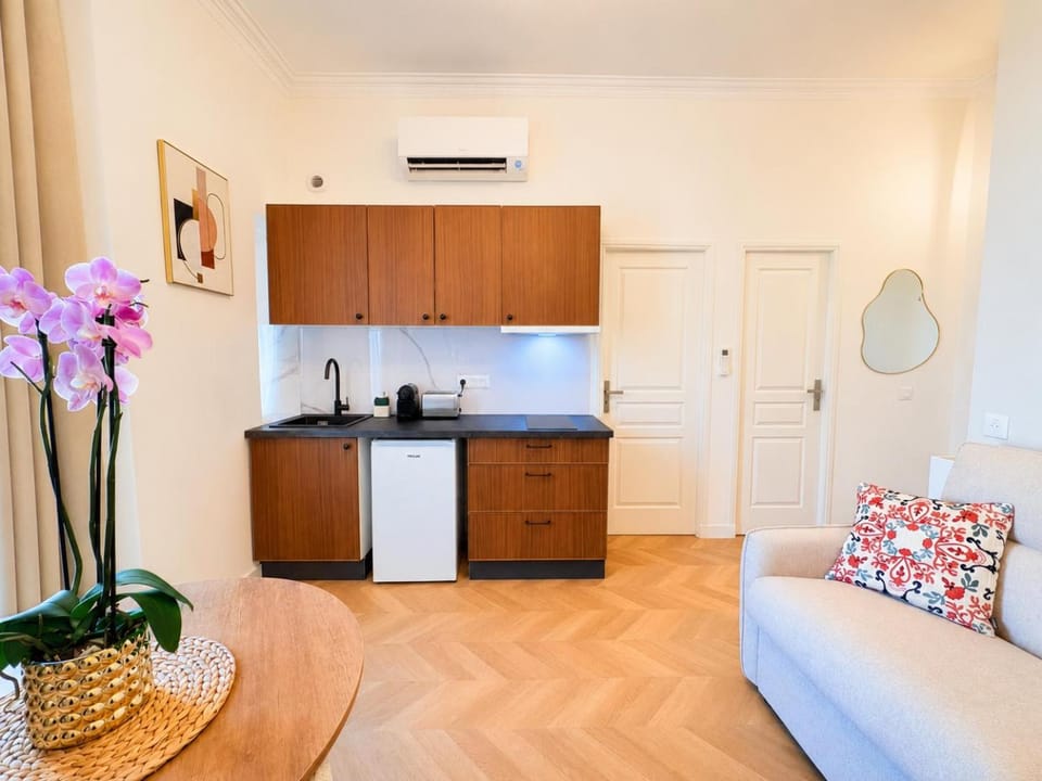 Living room, Dining area, air conditioner