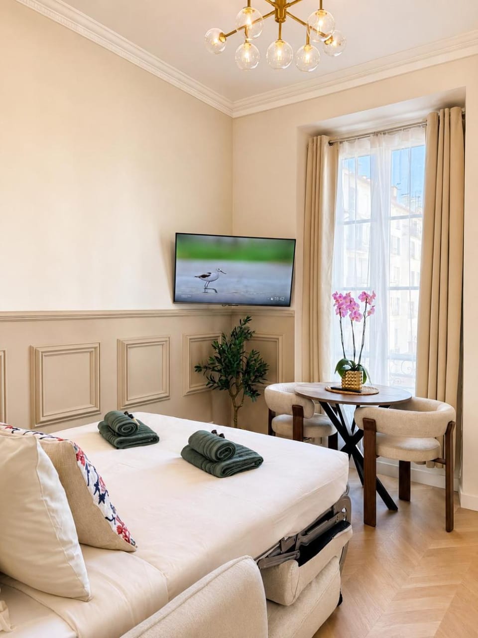 Bed, TV and multimedia, Living room, Seating area