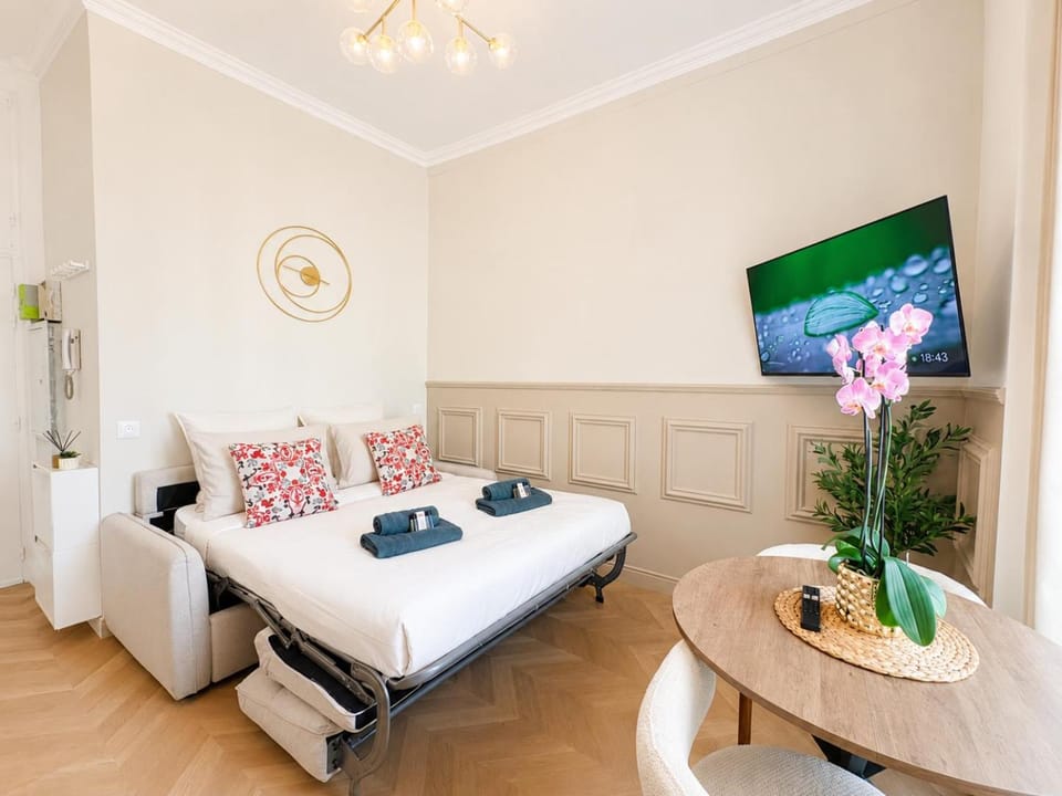 Bed, TV and multimedia, Living room