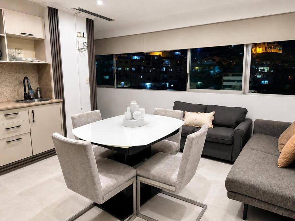 Kitchen or kitchenette, Living room, Seating area, Dining area
