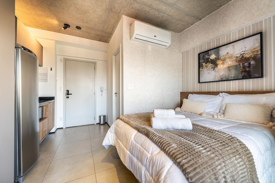 Bed, Kitchen or kitchenette, Photo of the whole room, Bedroom, towels, wardrobe, air conditioner