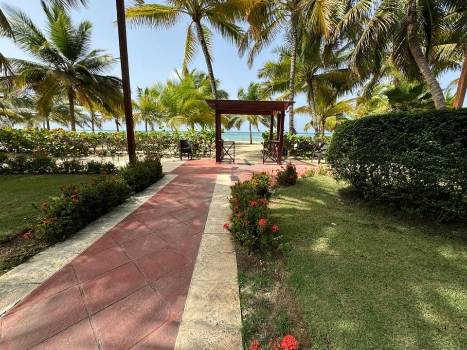 Oceanfront on the Caribbean Sea, Playa Juan Dolio, Dominican Republic -Apatamentos de 2 y 3 habitaciones Apartment in Juan Dolio