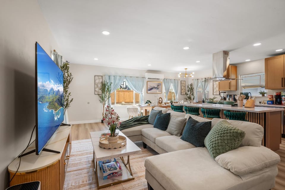 Entire Private Home with 3 King Beds, Gated Yard, 4 Parking, Ranch-Style, Available Now House in La Mesa