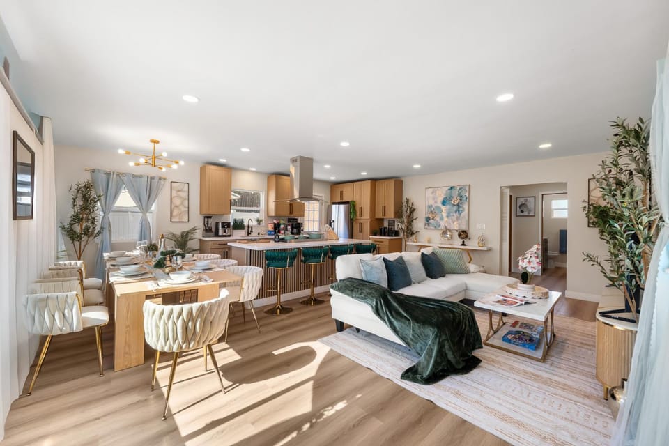 Entire Private Home with 3 King Beds, Gated Yard, 4 Parking, Ranch-Style, Available Now House in La Mesa