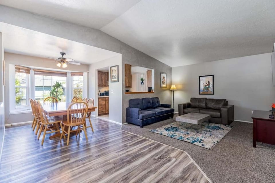 Spacious Pet Friendly Retreat House in West Jordan