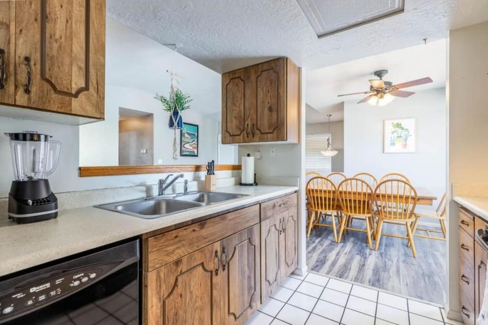 Spacious Pet Friendly Retreat House in West Jordan