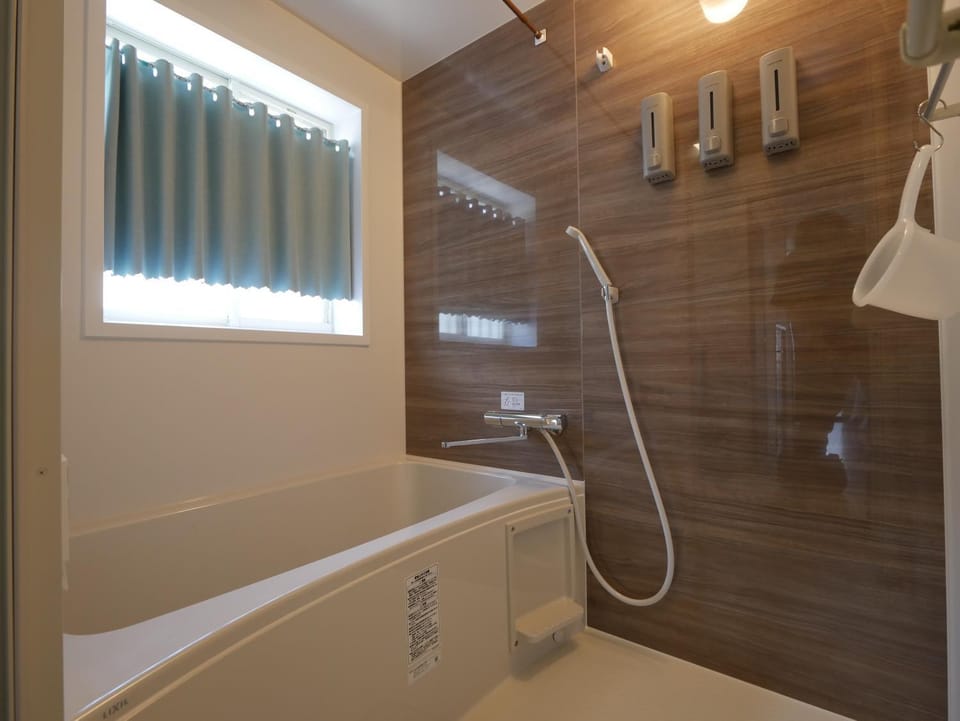 Hot Tub, Bathroom