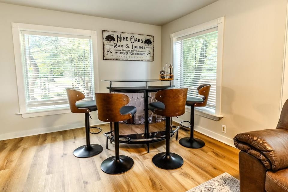 Nine Oaks Retreat Arcade Game Room Hot Tub House in Siloam Springs