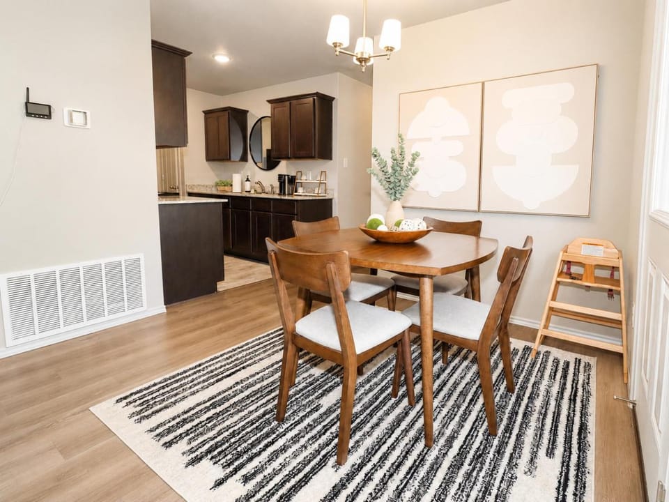 Kitchen or kitchenette, Dining area