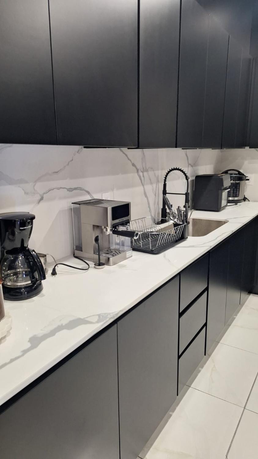 Coffee/tea facilities, Kitchen or kitchenette, stove, toaster