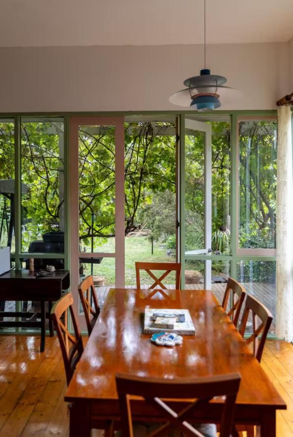 Private Garden - Sunlit Living - Elsternwick Apartment in Melbourne