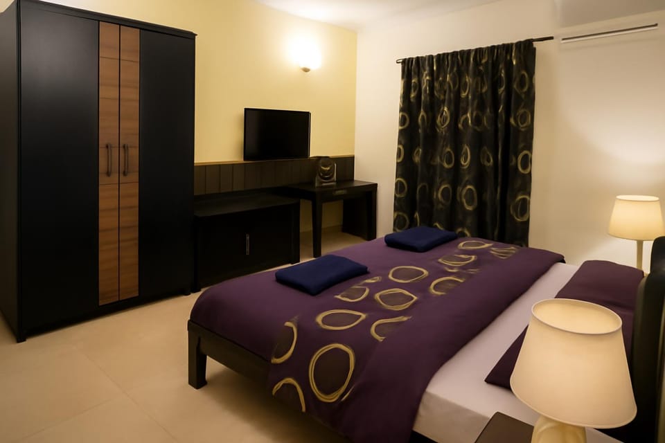 Communal lounge/ TV room, Bed, TV and multimedia, Photo of the whole room, Evening entertainment, Bedroom, hair dresser, towels, wardrobe