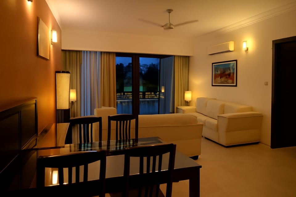 Bed, TV and multimedia, Living room, Photo of the whole room, Seating area, Dining area, Bedroom