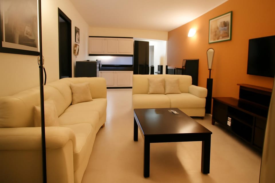 Communal lounge/ TV room, TV and multimedia, Living room, Seating area, Dining area, Evening entertainment