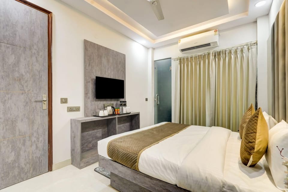 Property building, Bed, TV and multimedia, Photo of the whole room, Bedroom