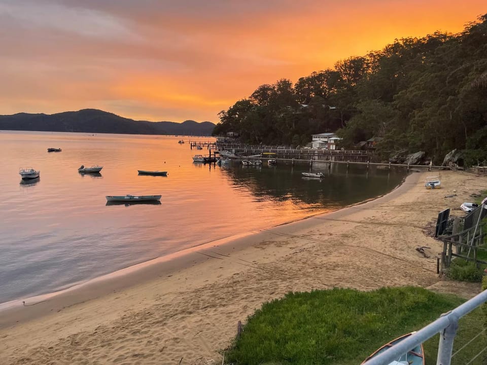 Banksia Grove House in Dangar Island