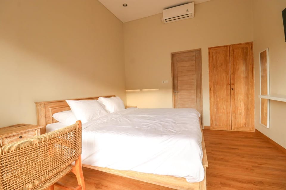 Photo of the whole room, Bedroom