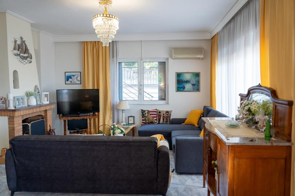 TV and multimedia, Living room, Seating area, air conditioner