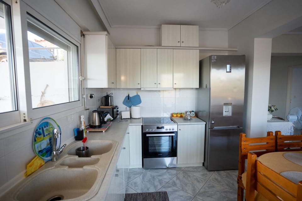 Coffee/tea facilities, Dining area, oven, stove, toaster