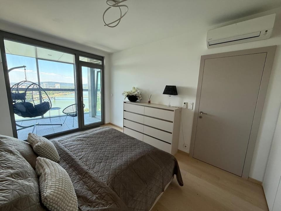 Eurovea Tower 22 - Danube & Castle View Apartment in Bratislava