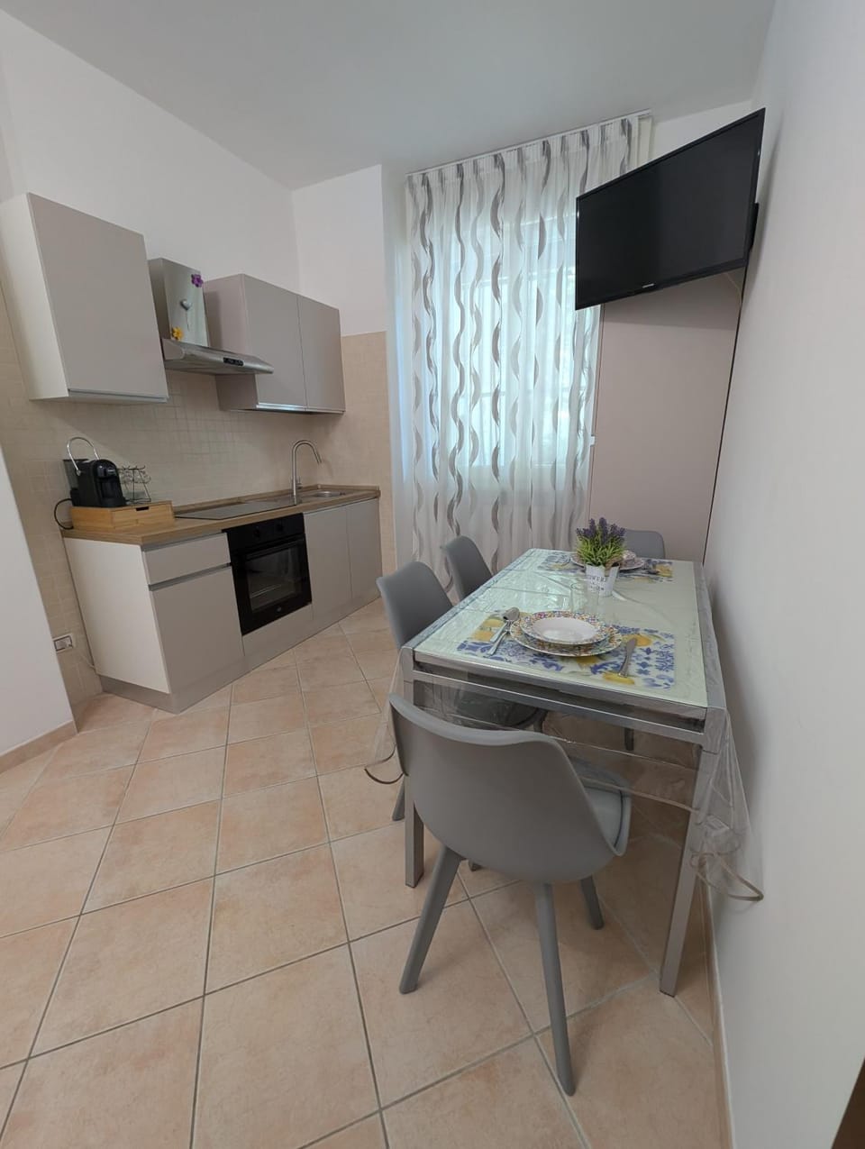 TV and multimedia, Kitchen or kitchenette, Dining area, oven, stove