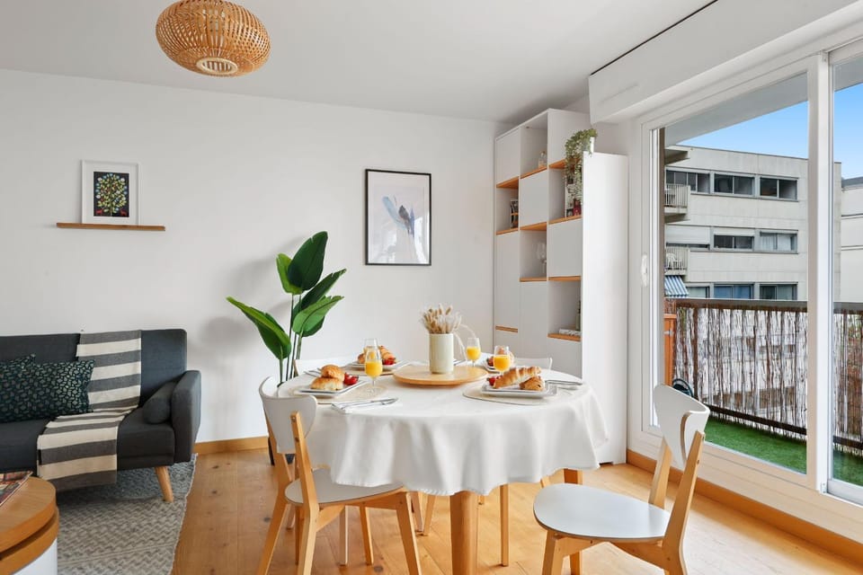 View (from property/room), Balcony/Terrace, Living room, Food and drinks, Seating area, Dining area, Food