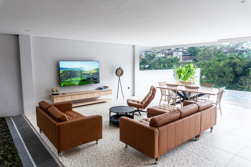 Communal lounge/ TV room, Natural landscape, TV and multimedia, Living room, Seating area