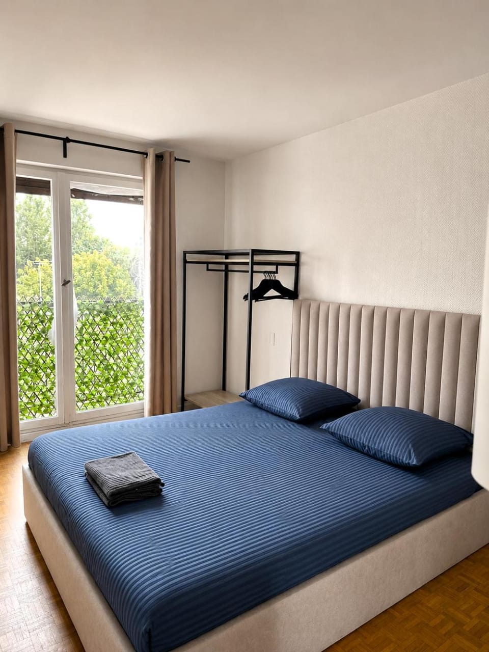Bed, Bedroom, towels