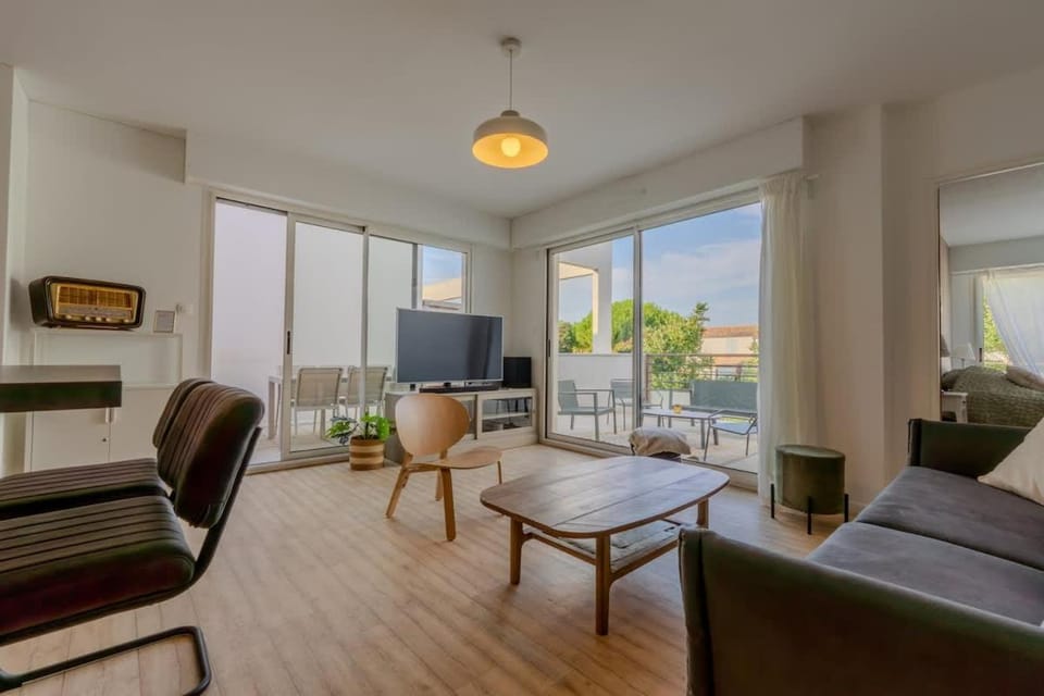 PAUL - Appart terrasse - parking prive - 6 invites Apartment in La Rochelle