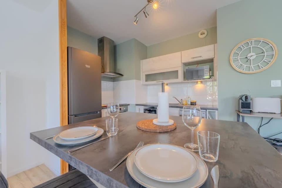 PAUL - Appart terrasse - parking prive - 6 invites Apartment in La Rochelle