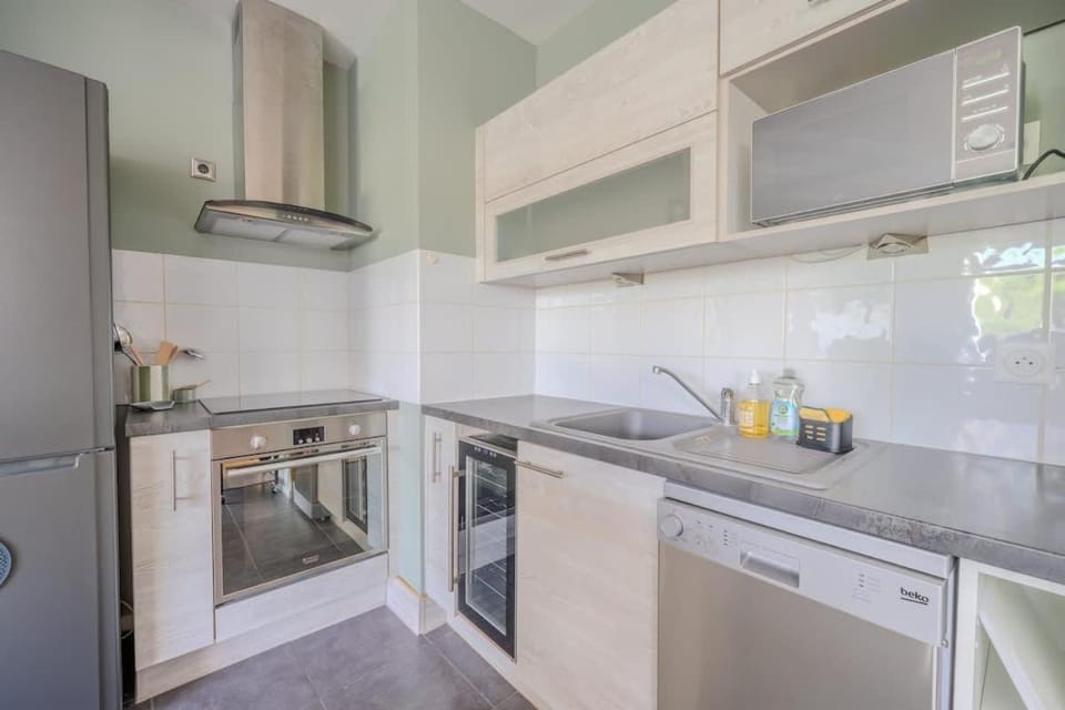 PAUL - Appart terrasse - parking prive - 6 invites Apartment in La Rochelle