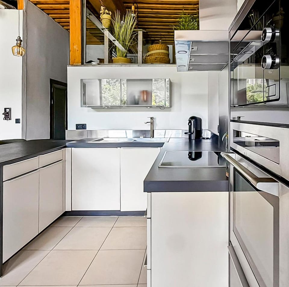 Coffee/tea facilities, dishwasher, oven, stove