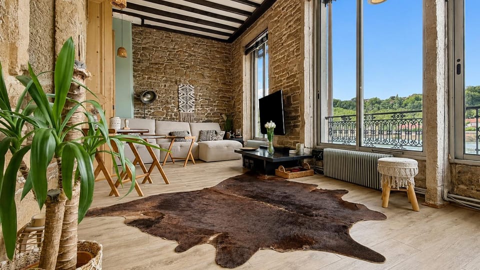 Day, Natural landscape, TV and multimedia, View (from property/room), Seating area, Dining area, Lake view