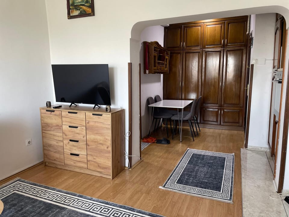 Facade/entrance, Dining area