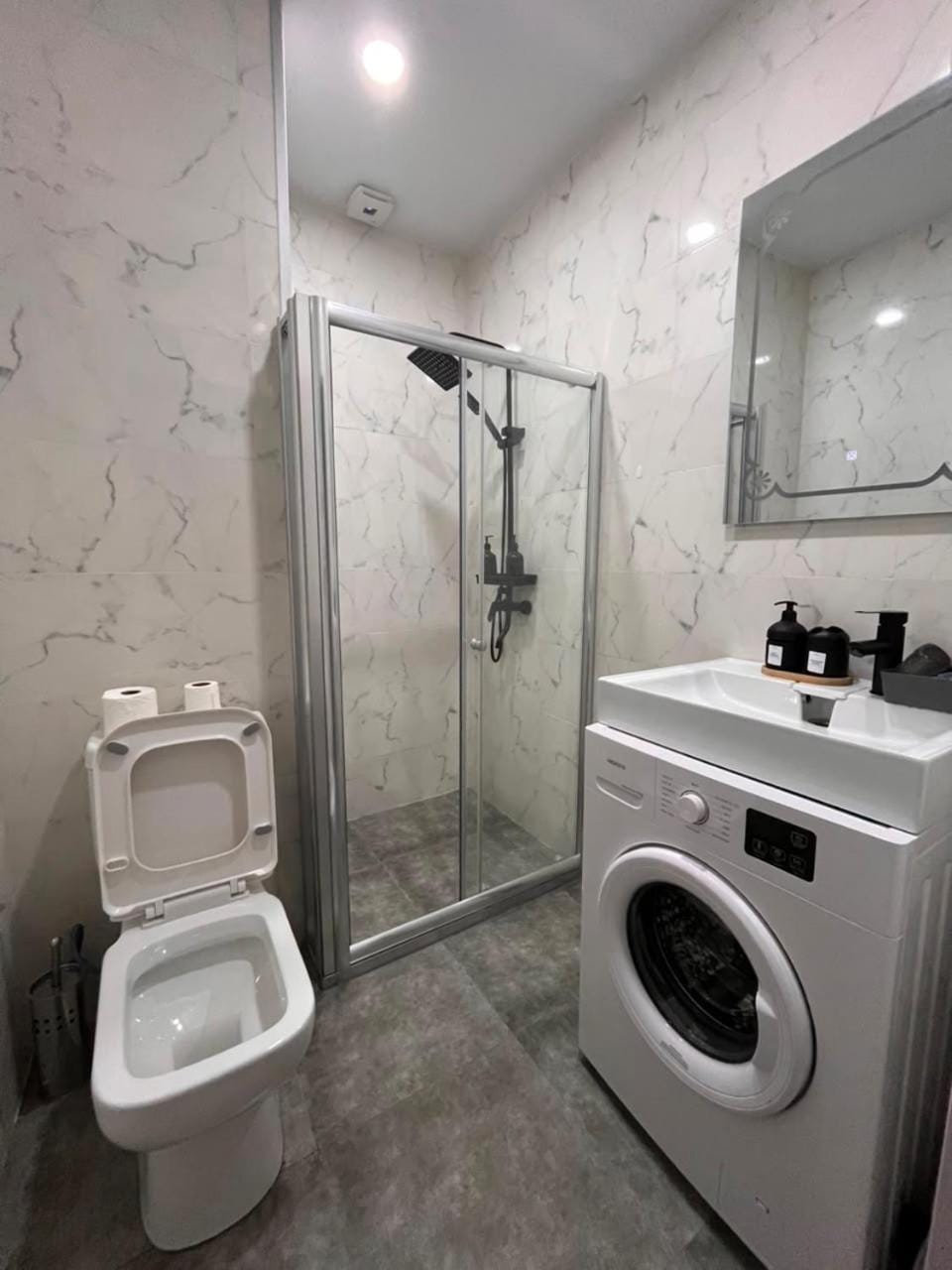 Modern 1BR Seaside Apartment, Walk to the Beach Apartment in Batumi