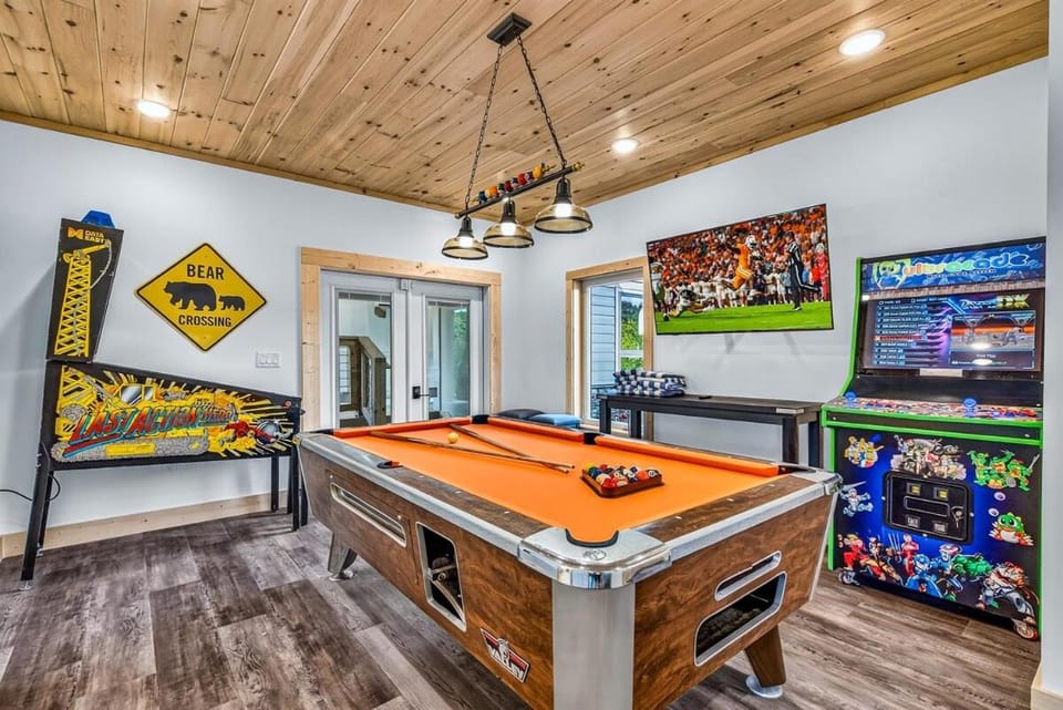 Beautiful Brand New Cabin Cabin in Gatlinburg