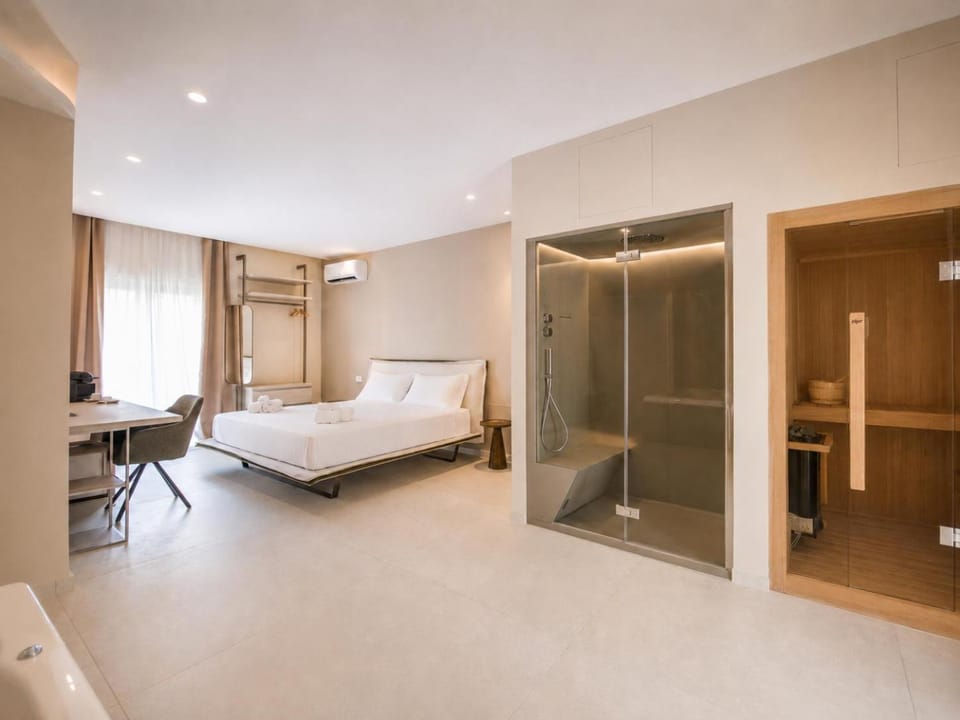 Bed, Hot Tub, Sauna, Steam room, Bedroom, wardrobe