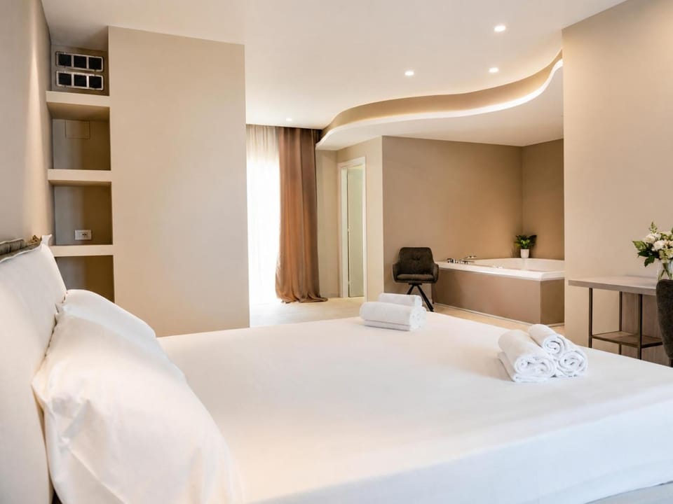Bed, Hot Tub, Bedroom
