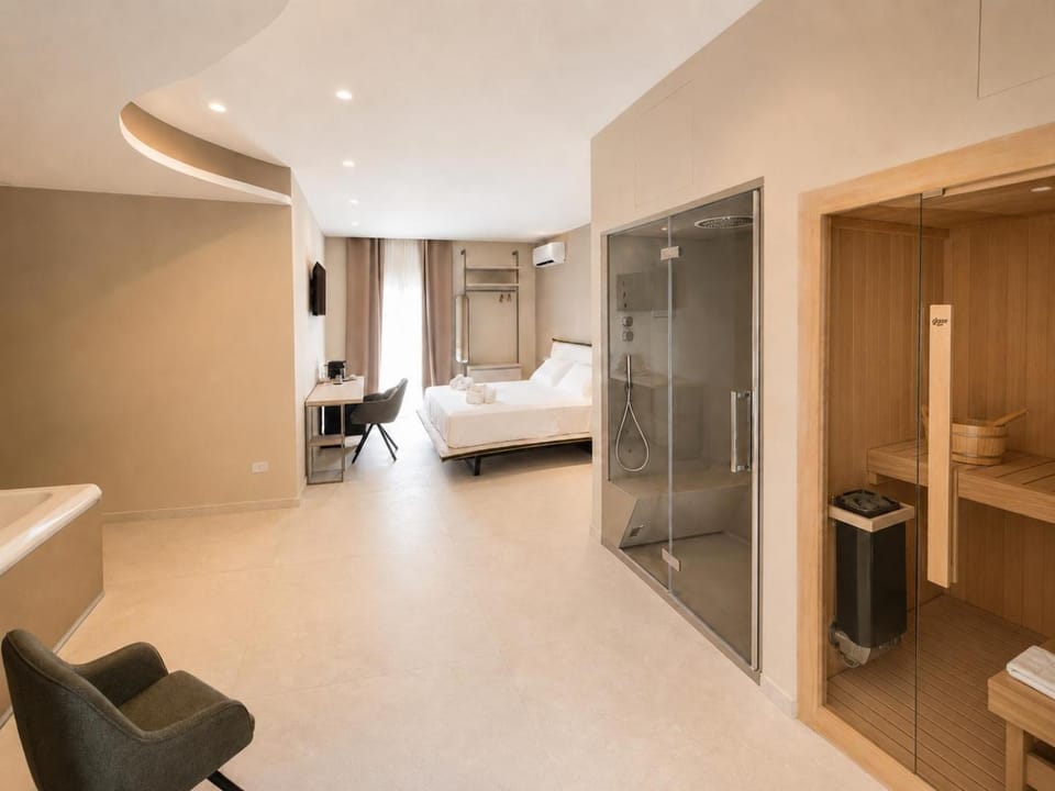 Bed, Hot Tub, Sauna, Steam room, Bedroom