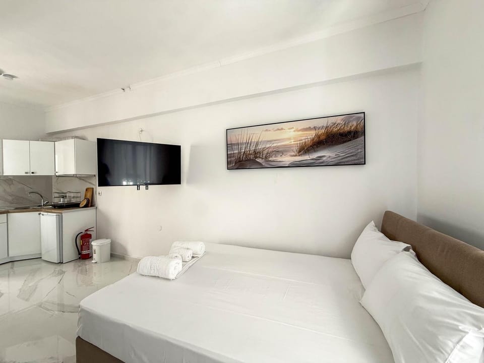 Bed, TV and multimedia, Kitchen or kitchenette, Photo of the whole room, towels