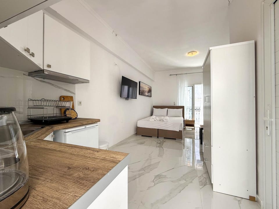 Bed, TV and multimedia, Kitchen or kitchenette, Living room, wardrobe