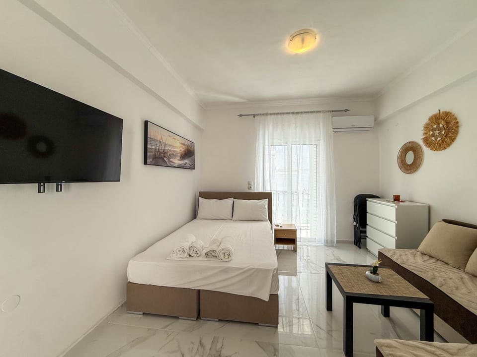 Bed, TV and multimedia, Living room, Photo of the whole room, Seating area, air conditioner