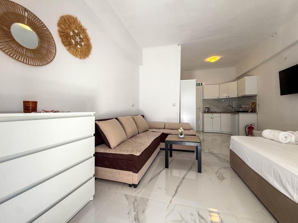 Bed, TV and multimedia, Kitchen or kitchenette, Living room, Photo of the whole room, Seating area