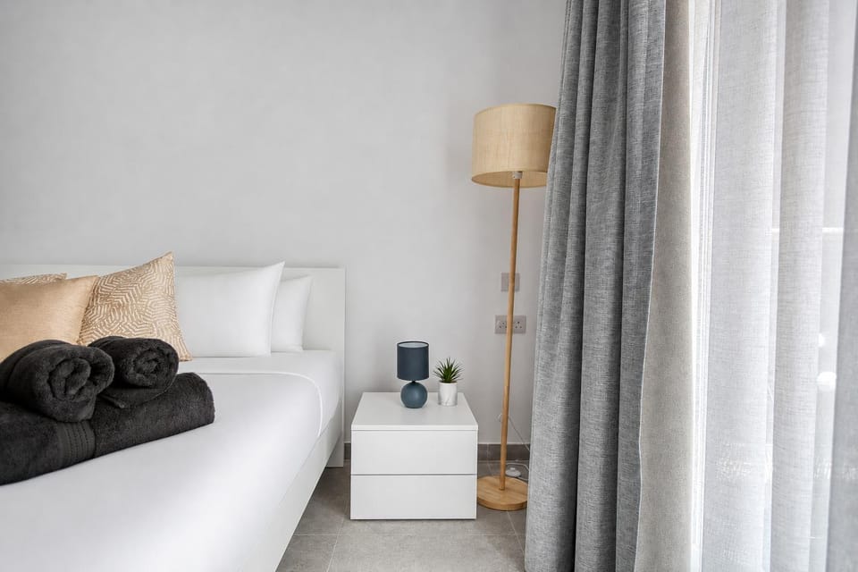 Bed, towels