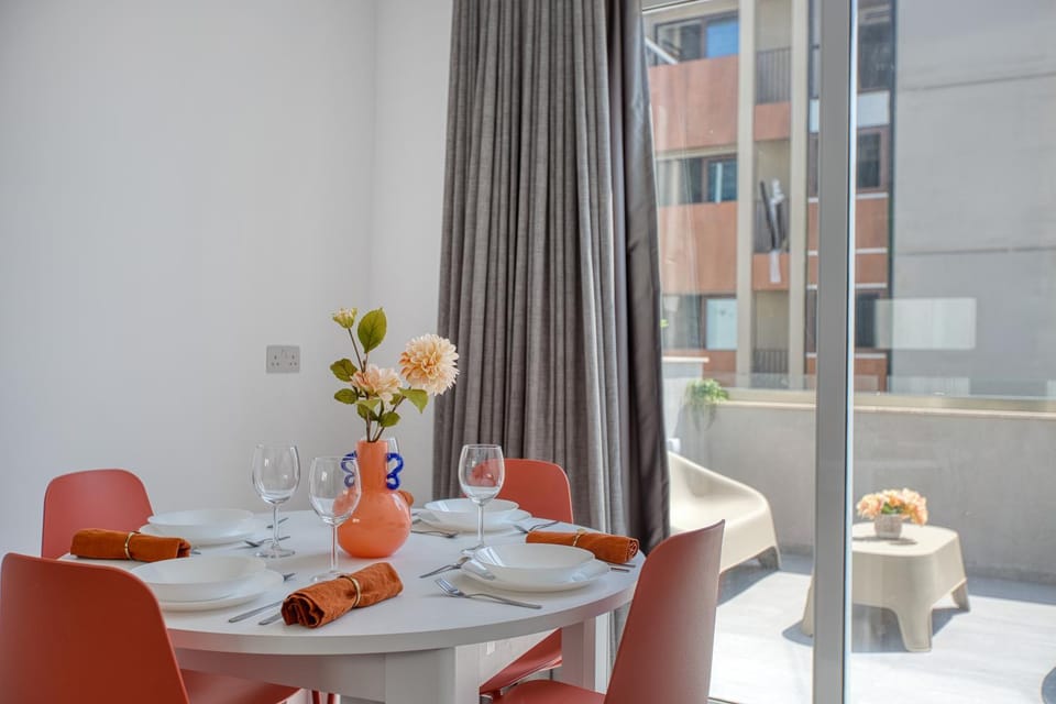 Seating area, Dining area