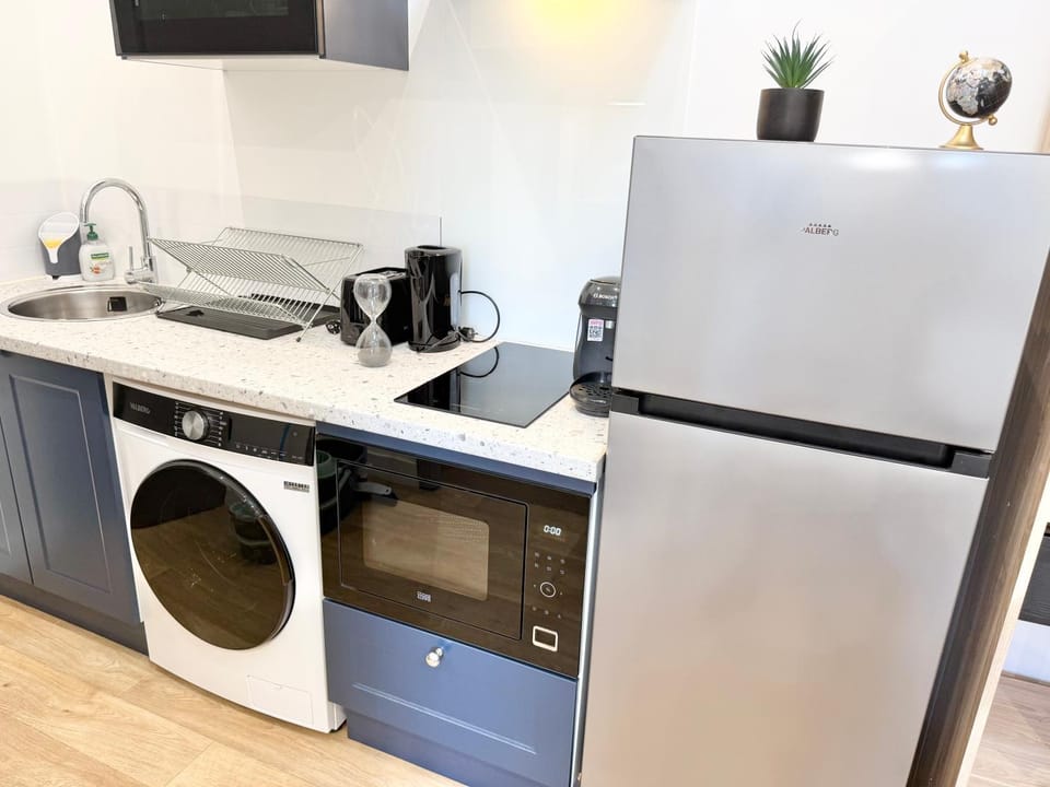 Coffee/tea facilities, Kitchen or kitchenette, stove, toaster