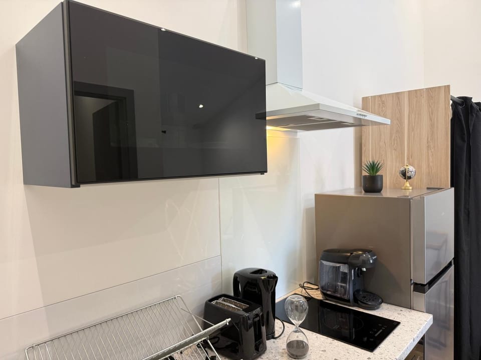 Coffee/tea facilities, Kitchen or kitchenette, stove, toaster